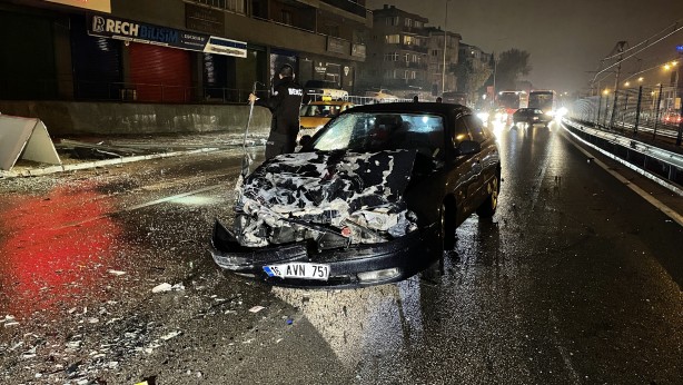 Foto - Sağanak nedeniyle kayganlaşan yoldaki trafik kazasında 2 kişi yaralandı
