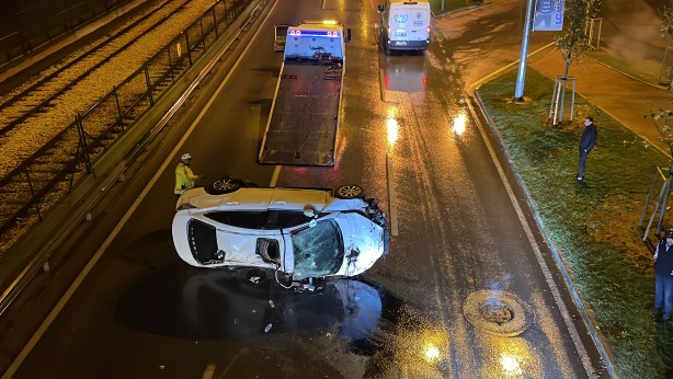 Foto - Sağanak nedeniyle kayganlaşan yoldaki trafik kazasında 2 kişi yaralandı