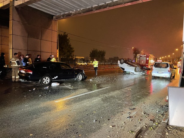 Foto - Sağanak nedeniyle kayganlaşan yoldaki trafik kazasında 2 kişi yaralandı