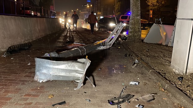 Foto - Sağanak nedeniyle kayganlaşan yoldaki trafik kazasında 2 kişi yaralandı