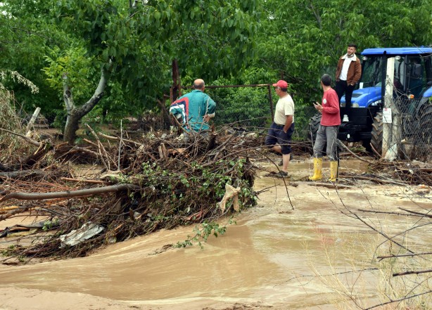 Foto - Sağanak nedeniyle Kırıkkale'deki Ahılı Deresi taştı