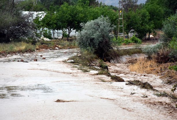 Foto - Sağanak nedeniyle Kırıkkale'deki Ahılı Deresi taştı