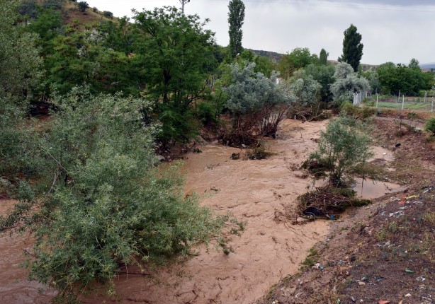 Foto - Sağanak nedeniyle Kırıkkale'deki Ahılı Deresi taştı