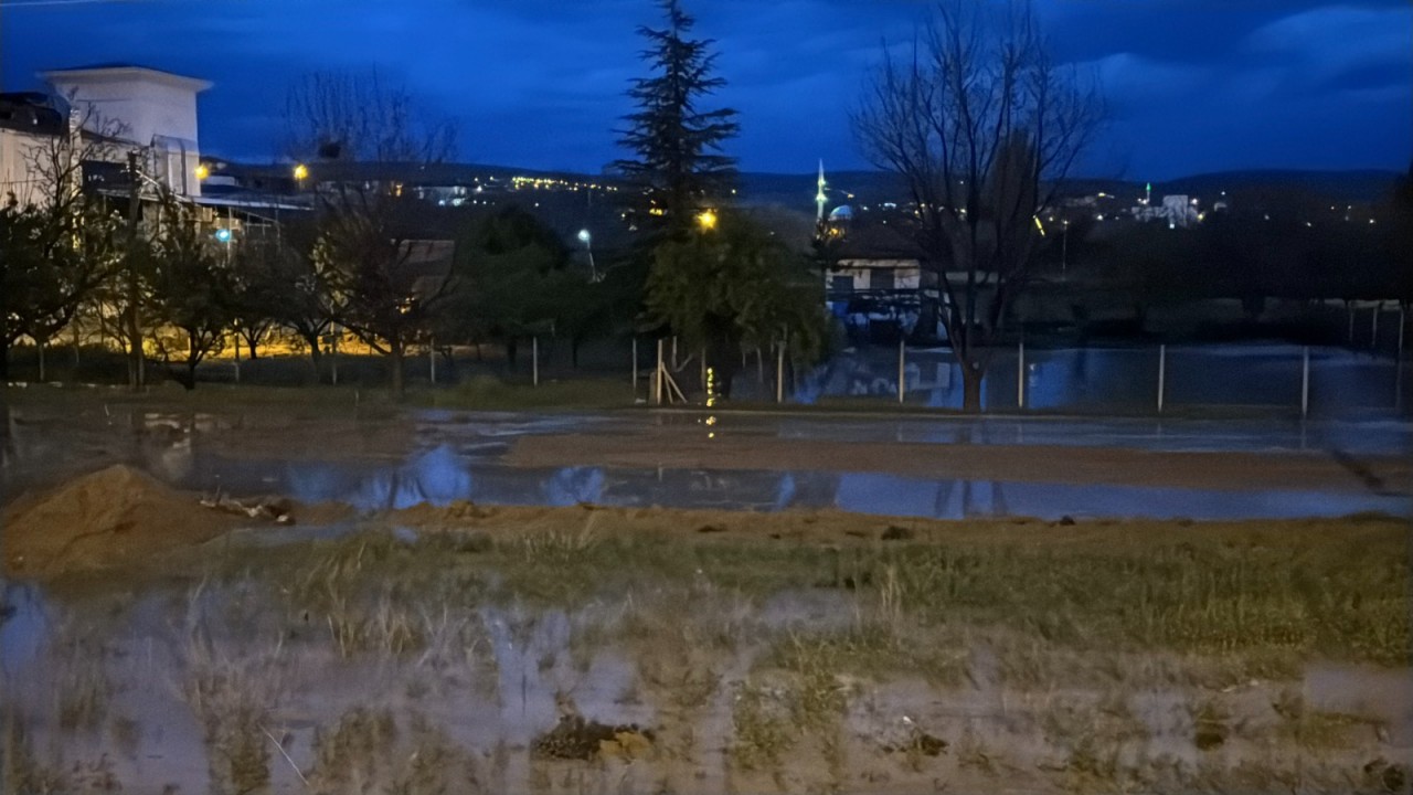 Sağanak vurdu; dereler taştı, evler havuza döndü