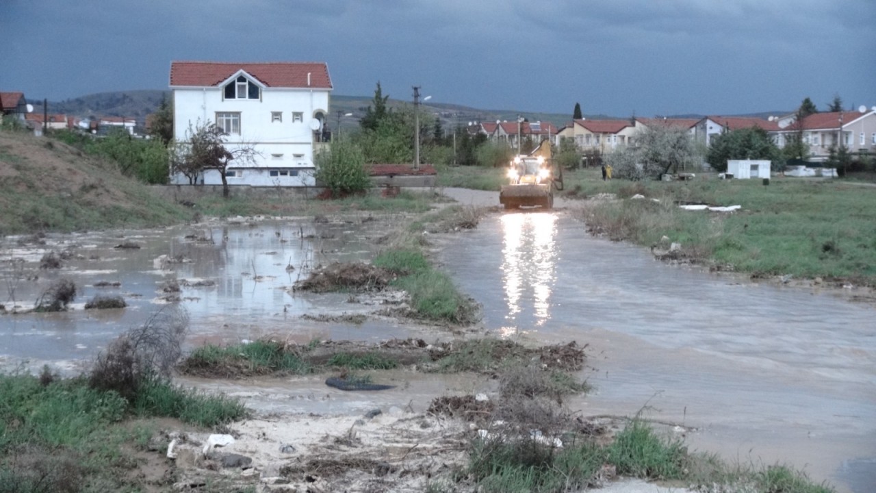 Foto - Sağanak vurdu; dereler taştı, evler havuza döndü