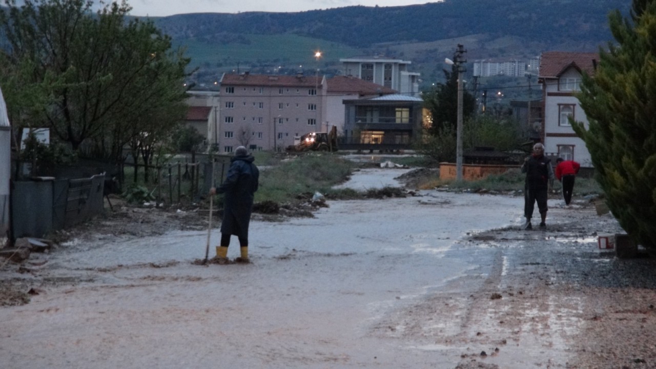 Foto - Sağanak vurdu; dereler taştı, evler havuza döndü