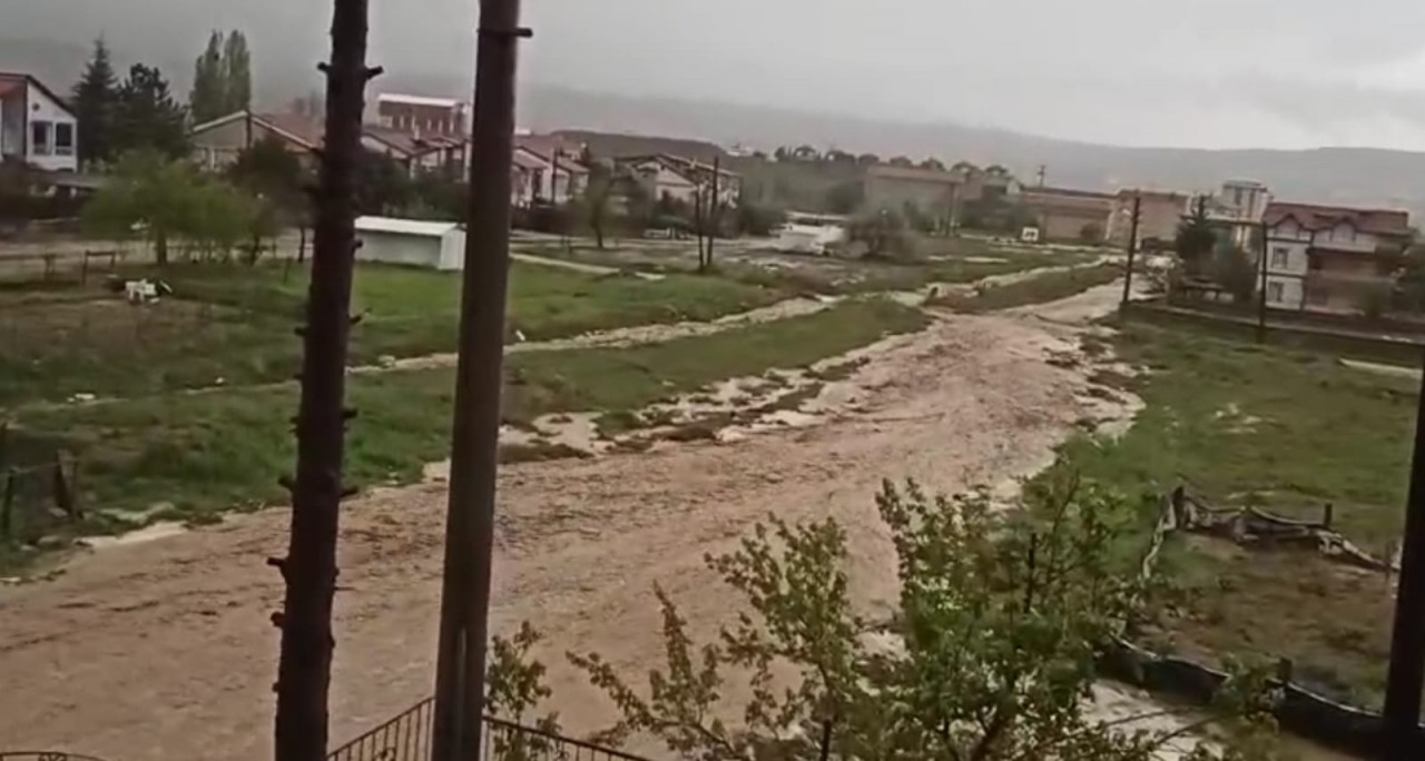 Foto - Sağanak vurdu; dereler taştı, evler havuza döndü