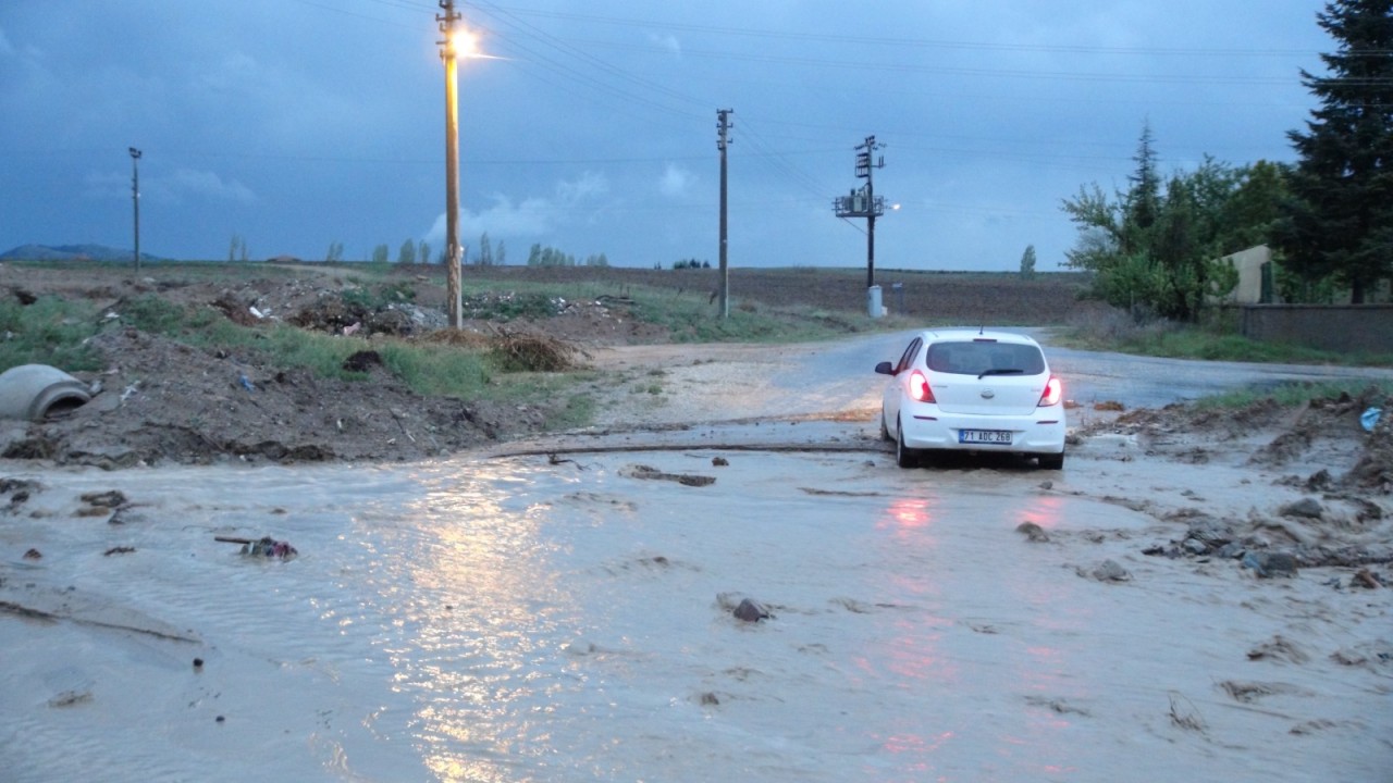 Foto - Sağanak vurdu; dereler taştı, evler havuza döndü
