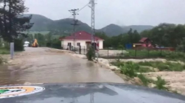 Foto - Sağanak yağış birçok şehri vurdu! Sokaklar göle döndü