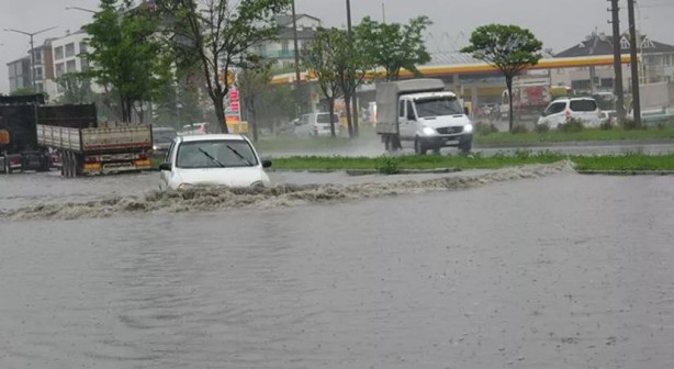 Sağanak yağış birçok şehri vurdu! Sokaklar göle döndü