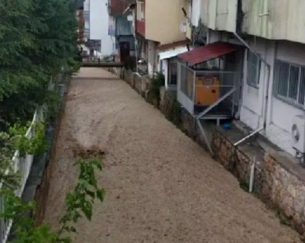 Foto - Sağanak yağış birçok şehri vurdu! Sokaklar göle döndü