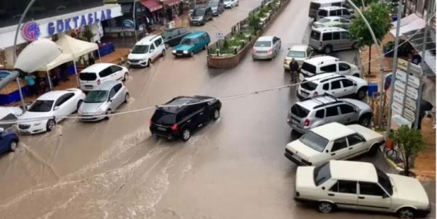 Foto - Sağanak yağış birçok şehri vurdu! Sokaklar göle döndü