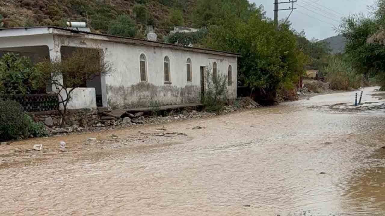 Foto - Sağanak yağış Datça’yı vurdu: Yağışın ardından deniz renk değiştirdi 