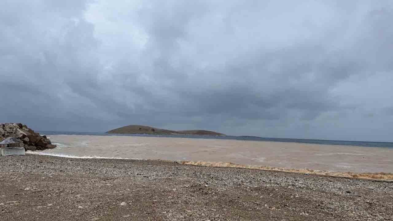 Foto - Sağanak yağış Datça’yı vurdu: Yağışın ardından deniz renk değiştirdi 