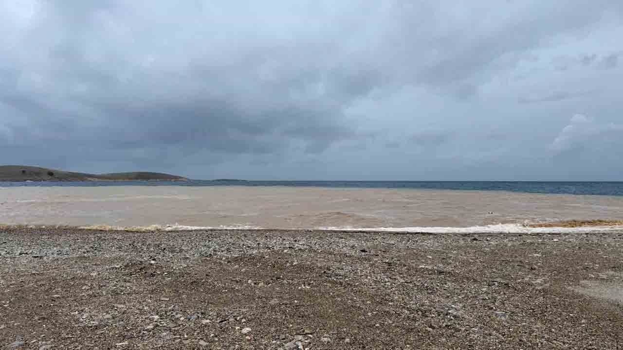 Foto - Sağanak yağış Datça’yı vurdu: Yağışın ardından deniz renk değiştirdi 