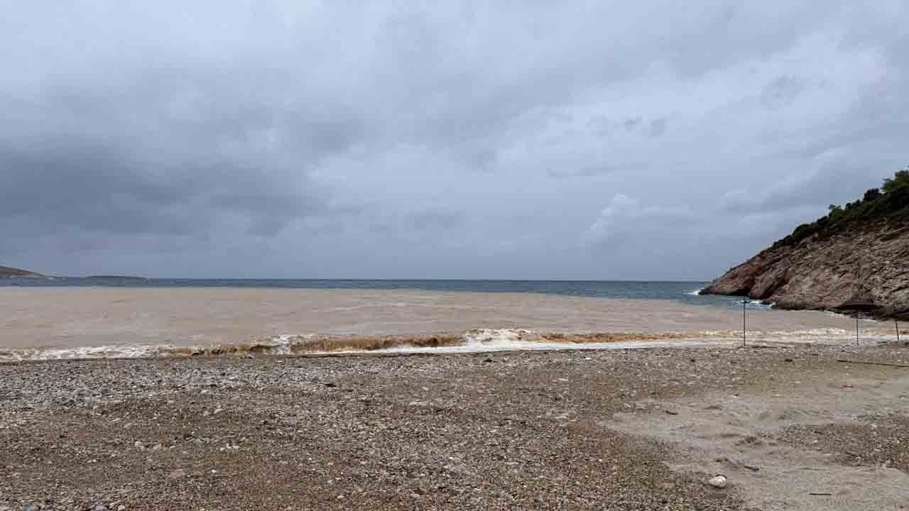 Foto - Sağanak yağış Datça’yı vurdu: Yağışın ardından deniz renk değiştirdi 