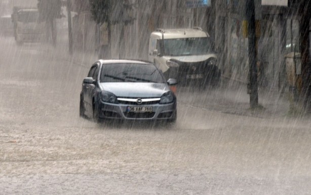 Sağanak yağış! Ev ve iş yerlerini su bastı