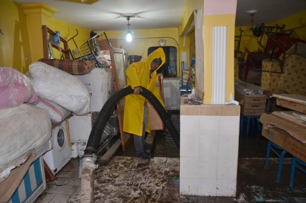 Foto - Sağanak yağış! Ev ve iş yerlerini su bastı