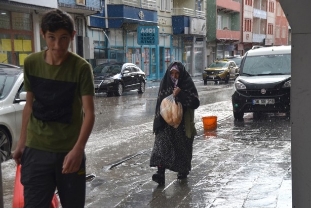 Foto - Sağanak yağış! Ev ve iş yerlerini su bastı