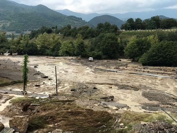 Foto - Sağanak yağış heyelana neden oldu! Bartın'da sabah olmadı