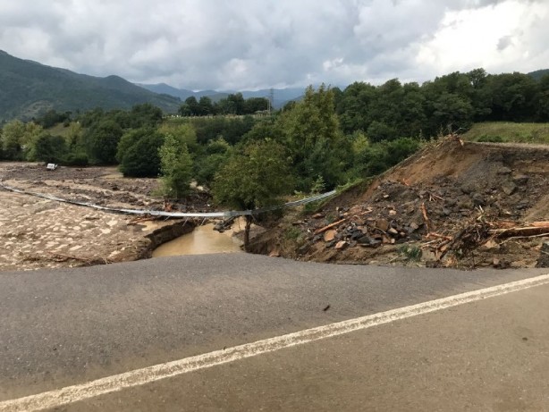 Foto - Sağanak yağış heyelana neden oldu! Bartın'da sabah olmadı