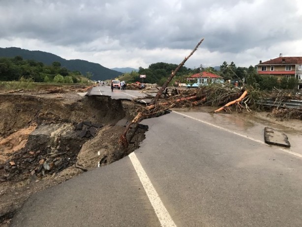 Foto - Sağanak yağış heyelana neden oldu! Bartın'da sabah olmadı