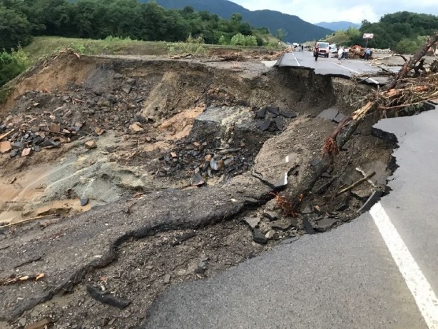 Foto - Sağanak yağış heyelana neden oldu! Bartın'da sabah olmadı