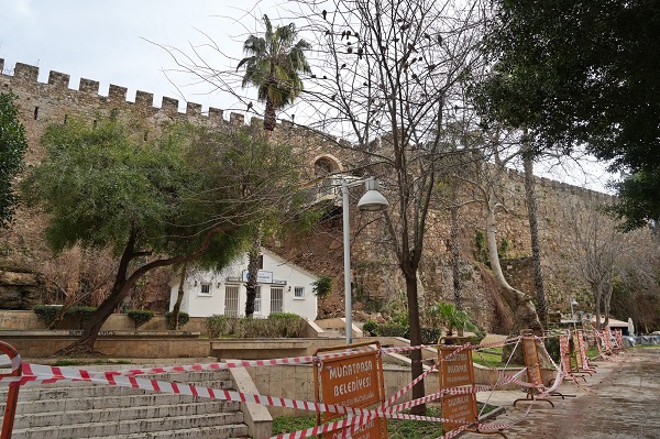 Foto - Sağanak yağış o ilde surları yıktı! 