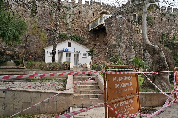 Foto - Sağanak yağış o ilde surları yıktı! 