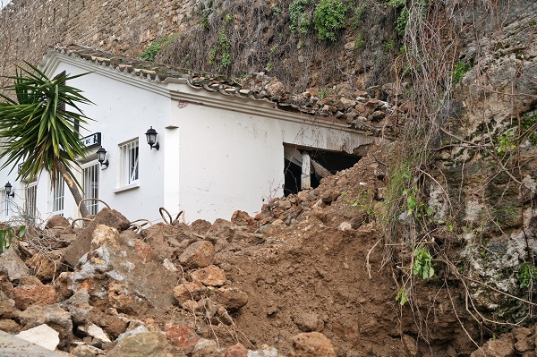 Foto - Sağanak yağış o ilde surları yıktı! 