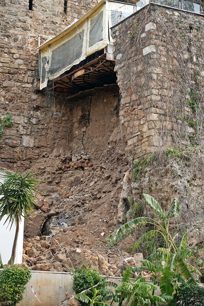 Foto - Sağanak yağış o ilde surları yıktı! 