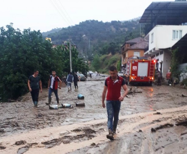 Foto - Sağanak yağış sele neden oldu! Araba toprağa gömüldü