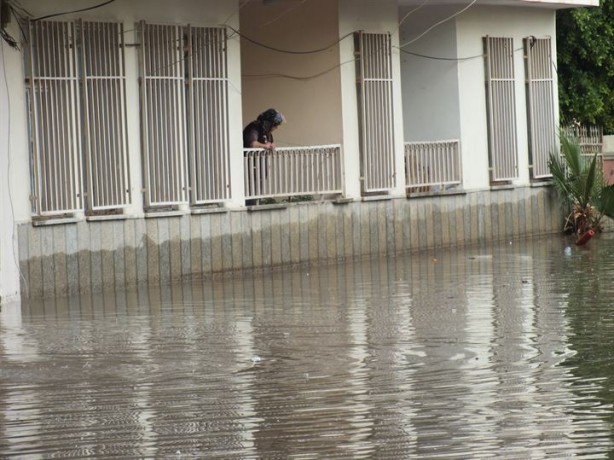 Foto - Sağanak yağış yüzünden mezarlar suyla doldu