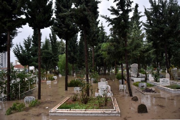 Foto - Sağanak yağış yüzünden mezarlar suyla doldu