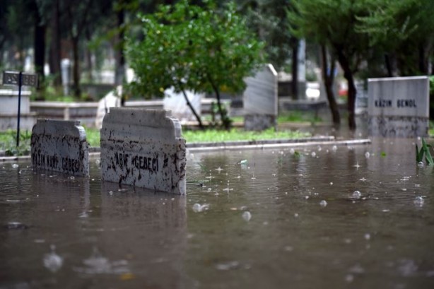 Foto - Sağanak yağış yüzünden mezarlar suyla doldu