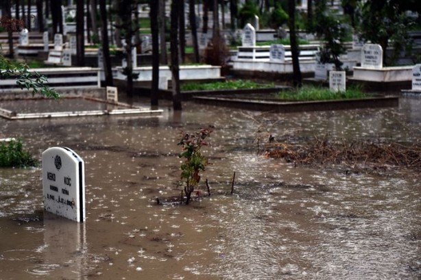Foto - Sağanak yağış yüzünden mezarlar suyla doldu