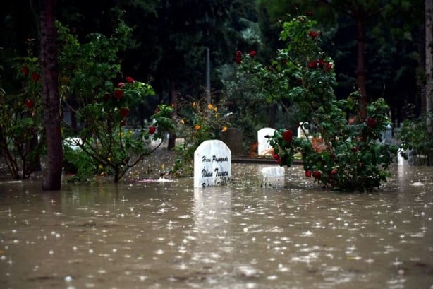 Foto - Sağanak yağış yüzünden mezarlar suyla doldu