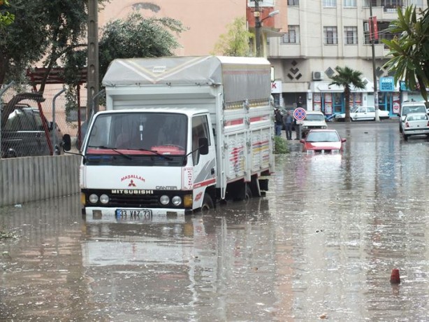 Foto - Sağanak yağış yüzünden mezarlar suyla doldu