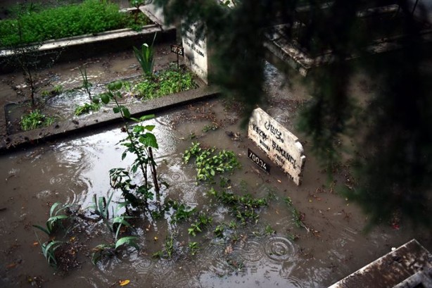Foto - Sağanak yağış yüzünden mezarlar suyla doldu