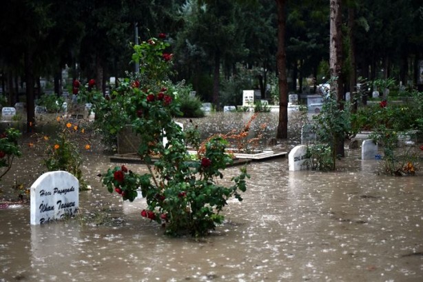 Foto - Sağanak yağış yüzünden mezarlar suyla doldu
