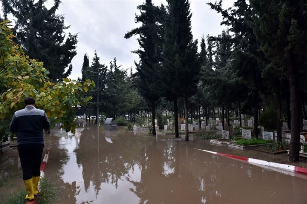Foto - Sağanak yağış yüzünden mezarlar suyla doldu
