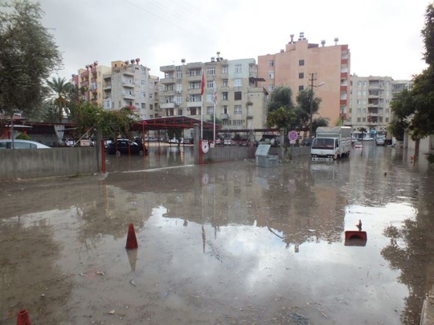 Foto - Sağanak yağış yüzünden mezarlar suyla doldu