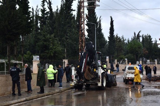 Foto - Sağanak yağış yüzünden mezarlar suyla doldu