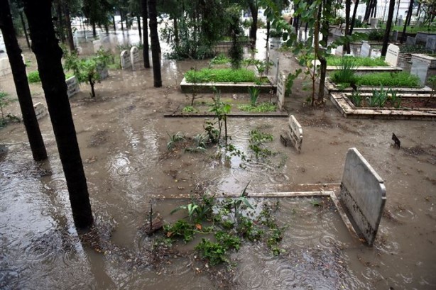 Foto - Sağanak yağış yüzünden mezarlar suyla doldu