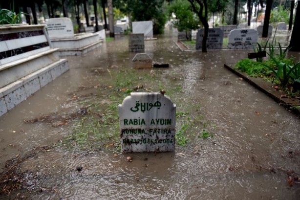 Foto - Sağanak yağış yüzünden mezarlar suyla doldu