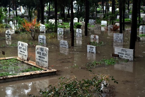 Foto - Sağanak yağış yüzünden mezarlar suyla doldu