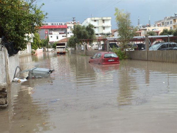 Foto - Sağanak yağış yüzünden mezarlar suyla doldu