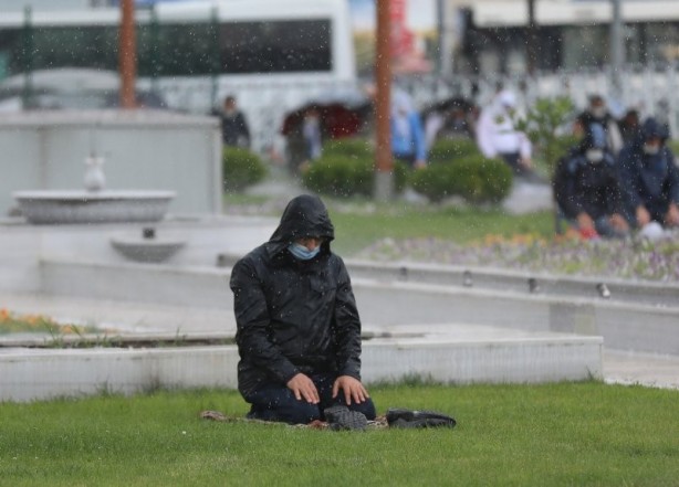 Foto - Sağanak yağmur altında cuma namazını böyle kıldılar
