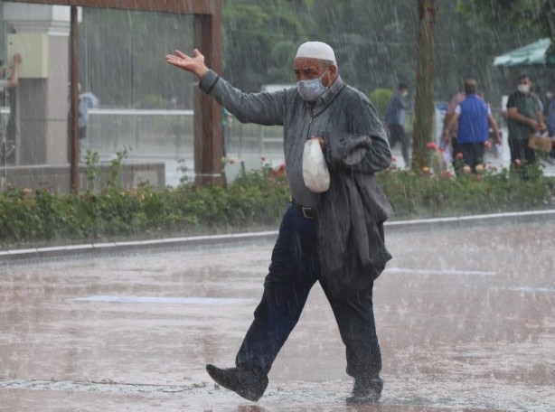 Foto - Sağanak yağmur altında cuma namazını böyle kıldılar
