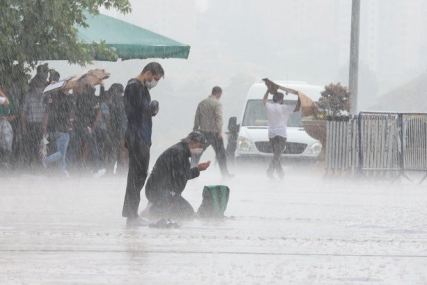 Foto - Sağanak yağmur altında cuma namazını böyle kıldılar